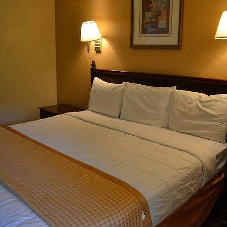Americas Best Value Inn Smithfield Bagian luar foto
