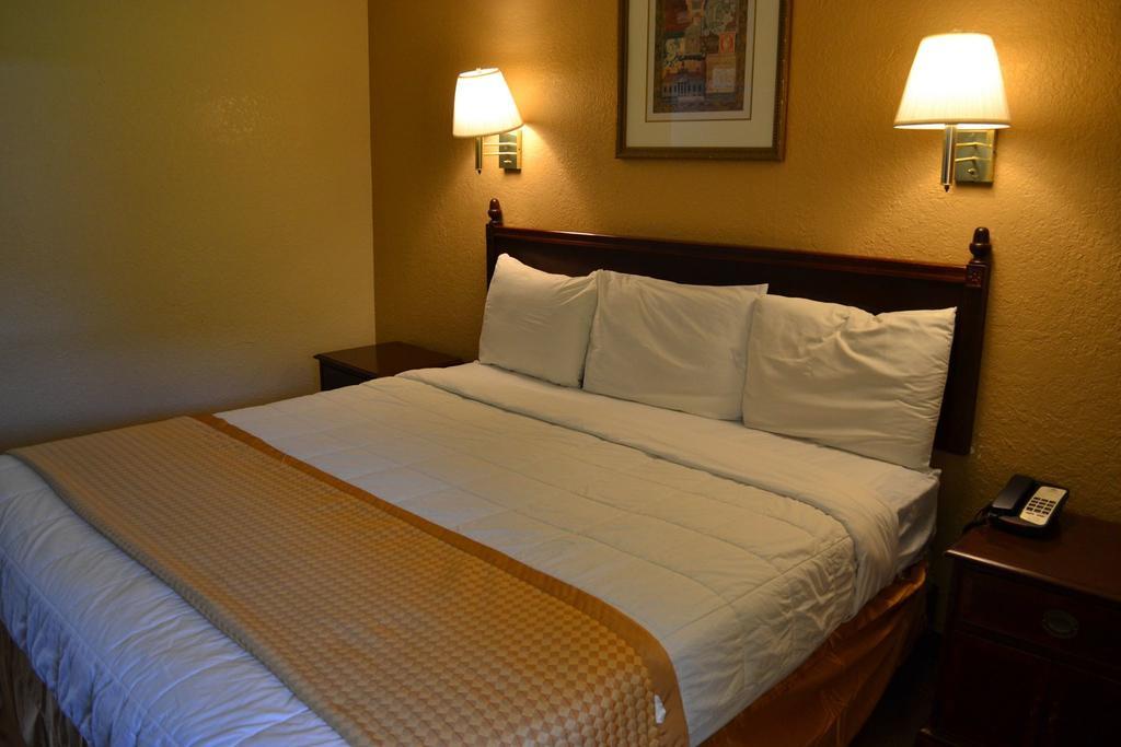 Americas Best Value Inn Smithfield Bagian luar foto