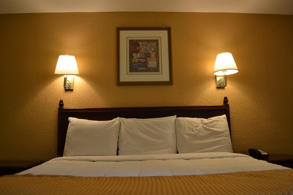 Americas Best Value Inn Smithfield Bagian luar foto