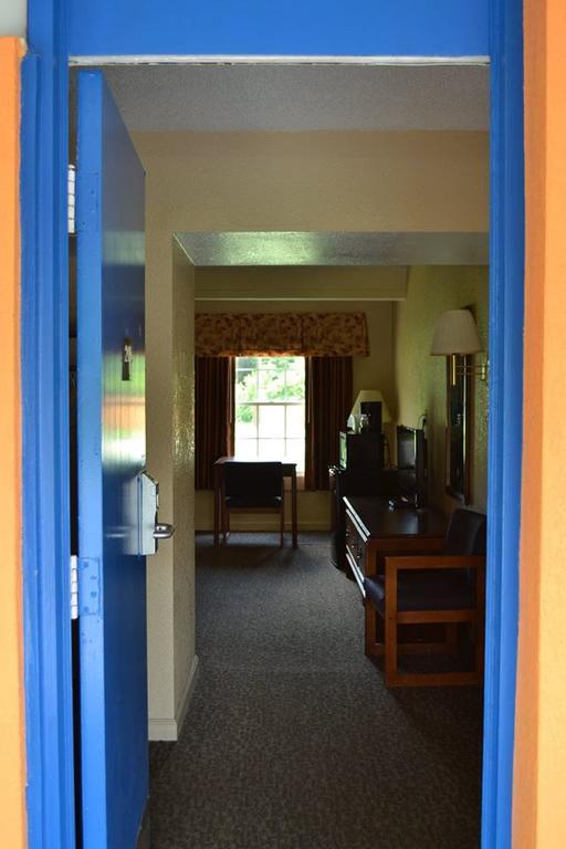 Americas Best Value Inn Smithfield Bagian luar foto