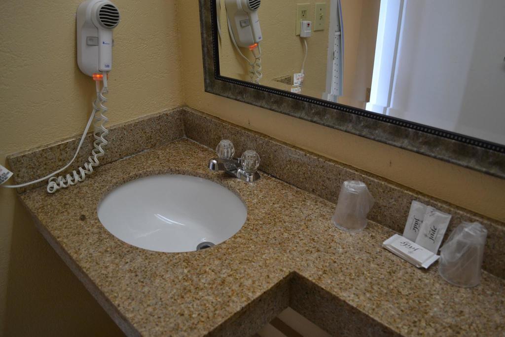Americas Best Value Inn Smithfield Bagian luar foto
